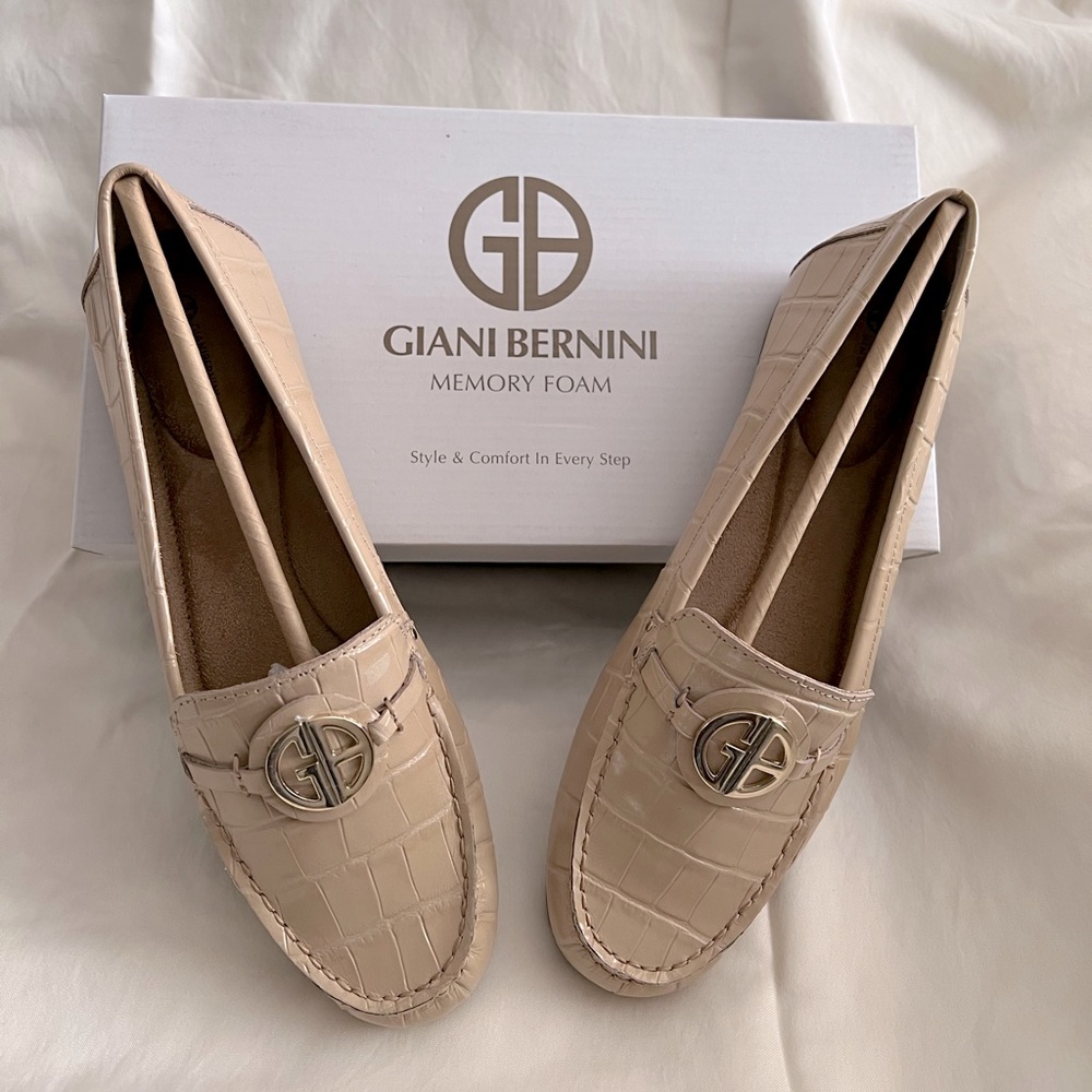 Giani Bernini beige croc flats